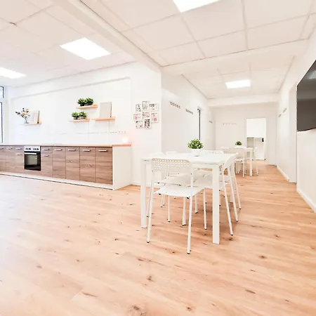 Tolstov - Center With 5 - 10 Min Messe Dus 公寓